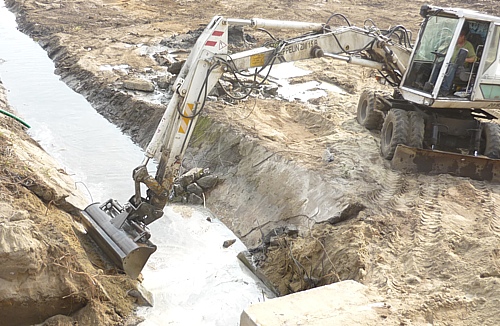 Épület bontás feladathoz illő technológiával, akár csendes beton roppantássl is