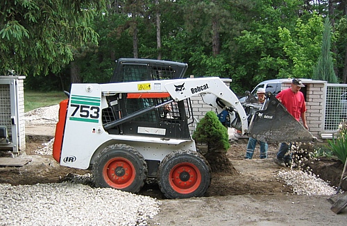 Épület bontás feladathoz illő technológiával, akár csendes beton roppantássl is