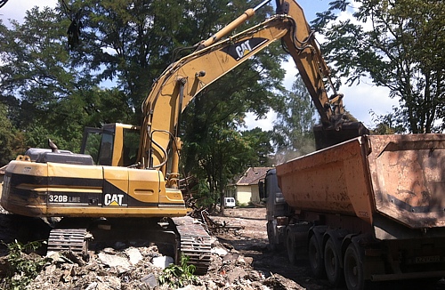 Épület bontás feladathoz illő technológiával, akár csendes beton roppantássl is