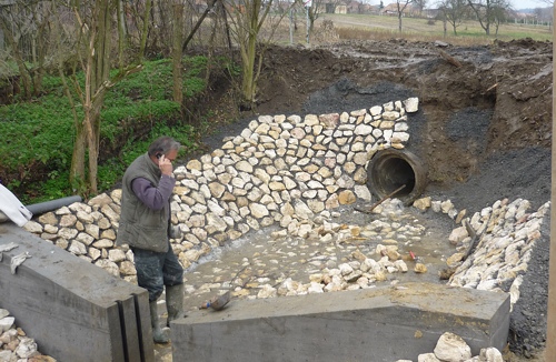 Épület bontás feladathoz illő technológiával, akár csendes beton roppantássl is